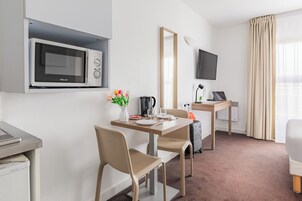 Monolocale Basic, 1 letto matrimoniale | Cucina privata | Frigorifero, microonde, piano cottura, macchina per tè/caffè