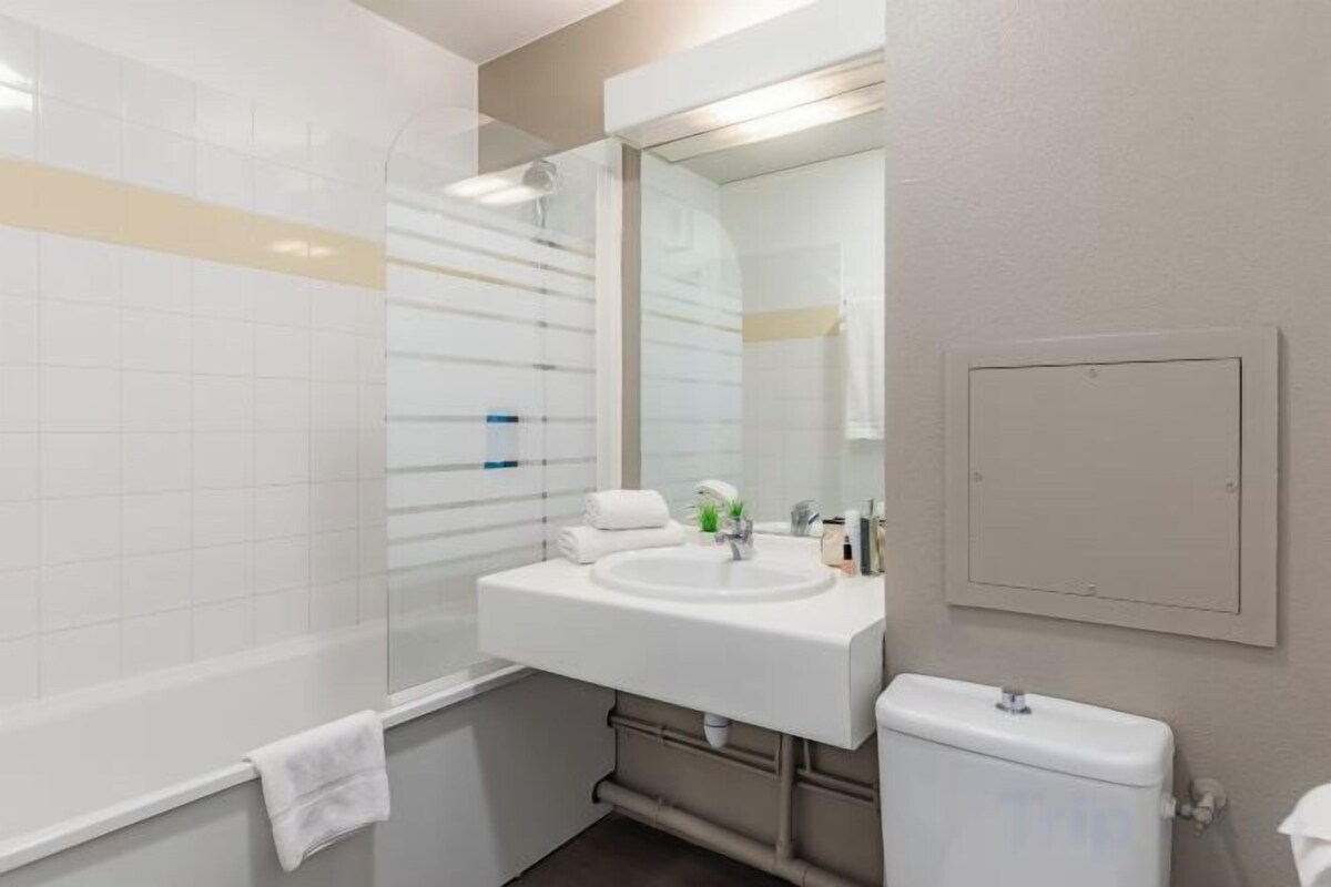 Bathroom | Bathtub, free toiletries, hair dryer (on request), towels