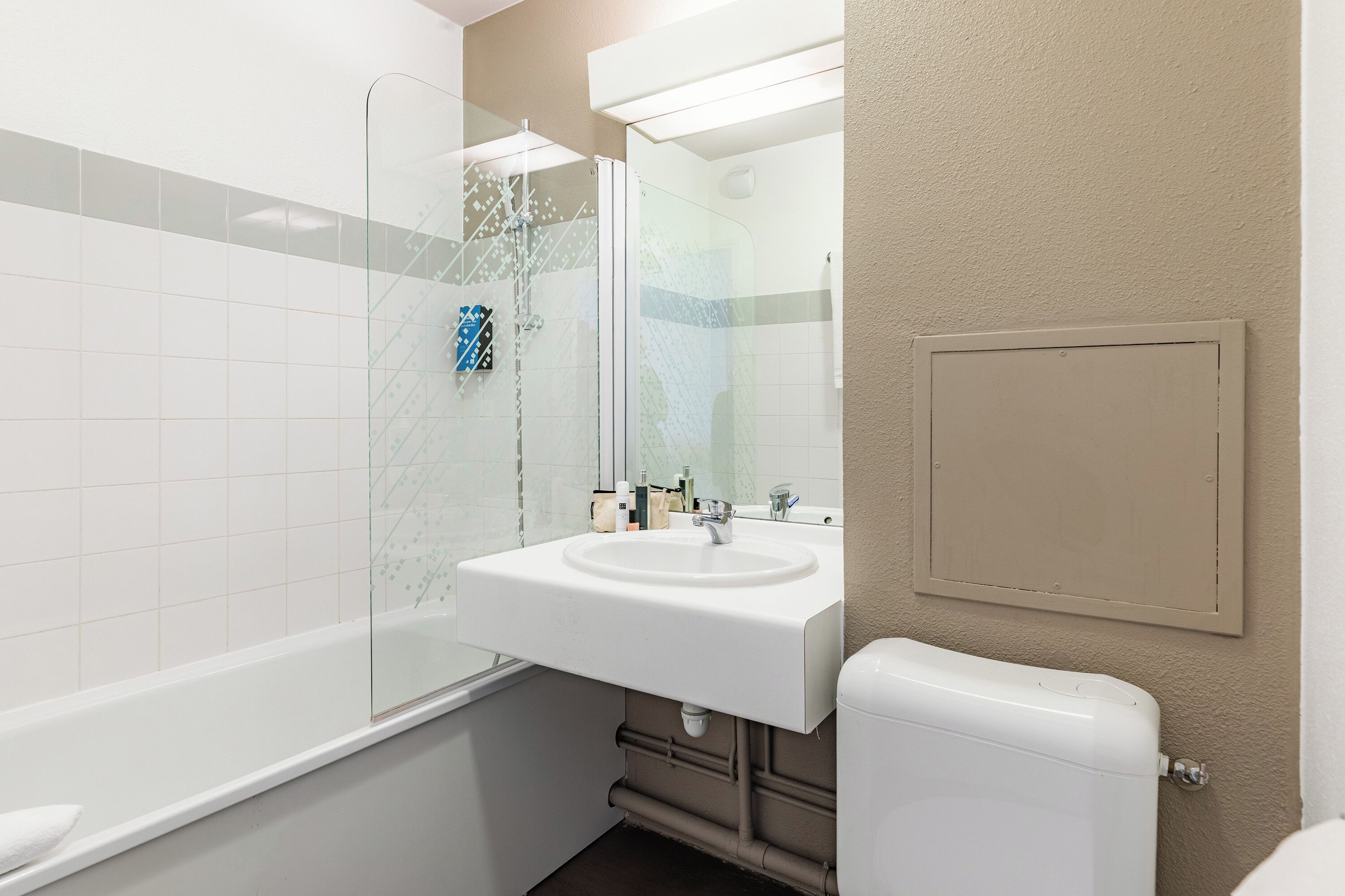Un baño con bañera, lavamanos e inodoro.