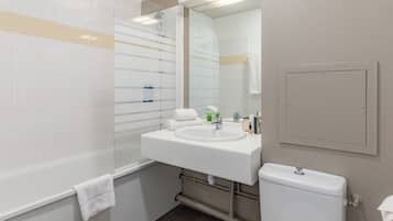 Baignoire, articles de toilette gratuits, sĂšche-cheveux