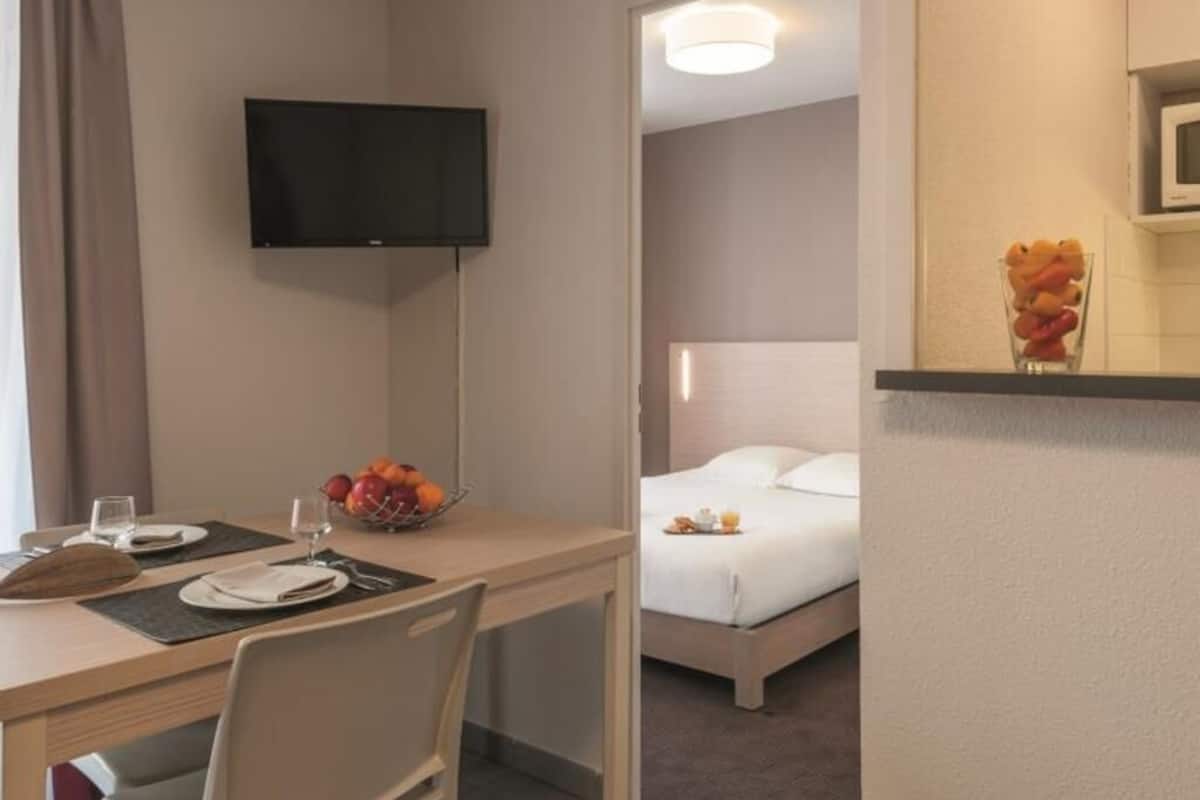 高級寢具、書桌、遮光窗簾/窗簾、熨斗/熨衫板