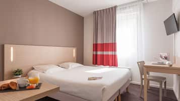 Studio (Double) | Premium bedding, desk, blackout curtains, iron/ironing board