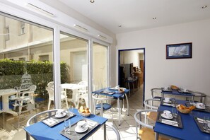 Petit déjeuner buffet servi tous les jours en supplément