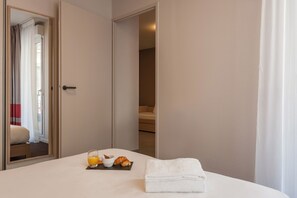 Apartamento estándar | Ropa de cama de alta calidad, escritorio, cortinas opacas