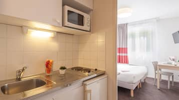 Refrigerador, microondas, placa de cocina, silla alta para bebés