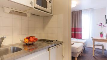 Studio (Twin) | Coin cuisine privé | Réfrigérateur, micro-ondes, plaque de cuisson, chaise haute