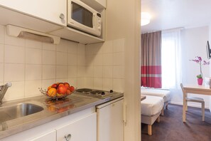 Studio (Twin) | Private kitchenette | Fridge, microwave, stovetop, highchair