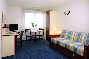 Desk, iron/ironing board, free cots/infant beds, free WiFi - Appart'City Classic Rennes Saint Grégoire (Rennes)