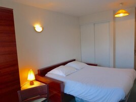 Double Studio | Desk, iron/ironing board, cribs (free), WiFi (free)