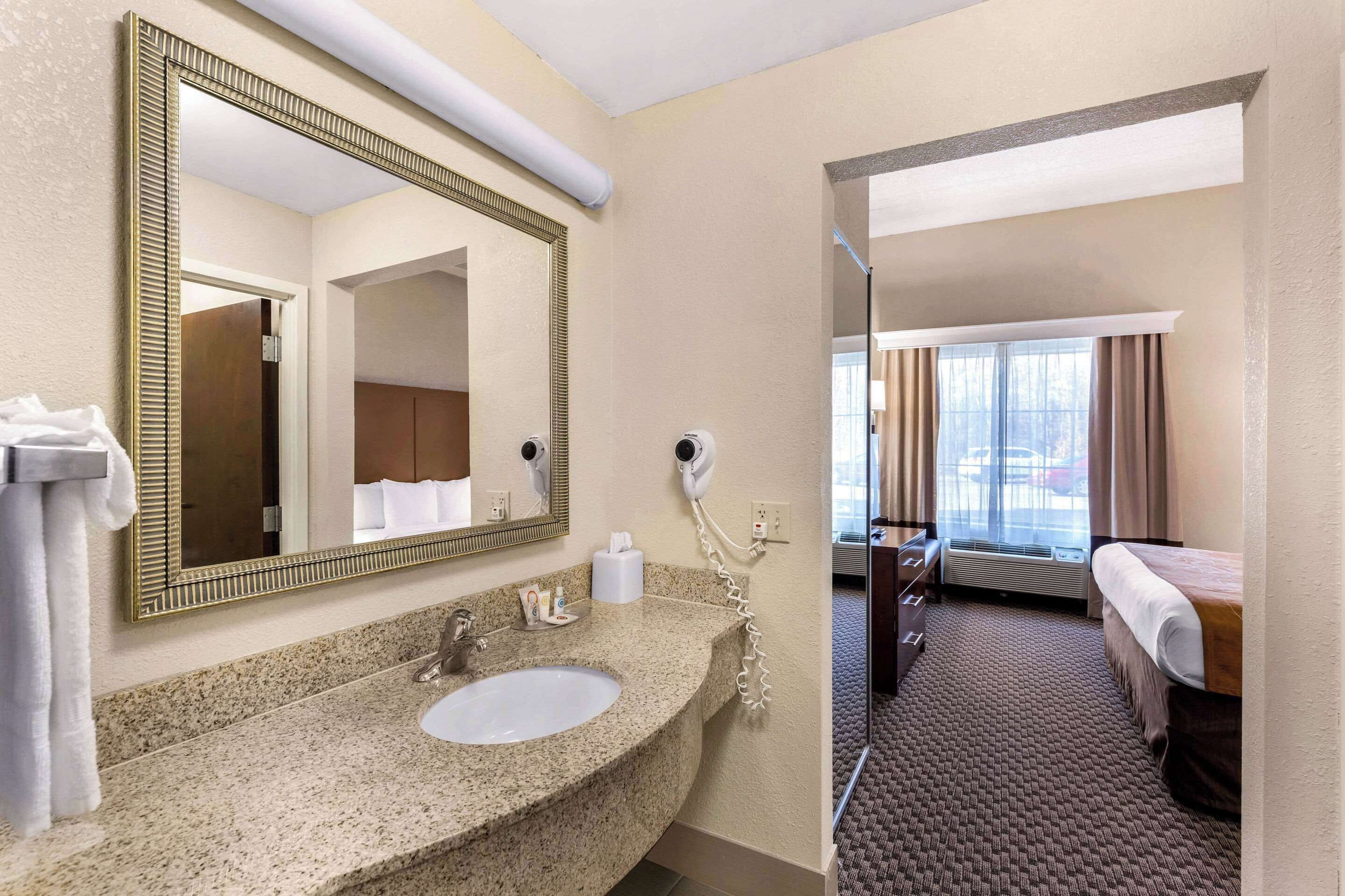 combined shower/bathtub, rainfall showerhead, free toiletries