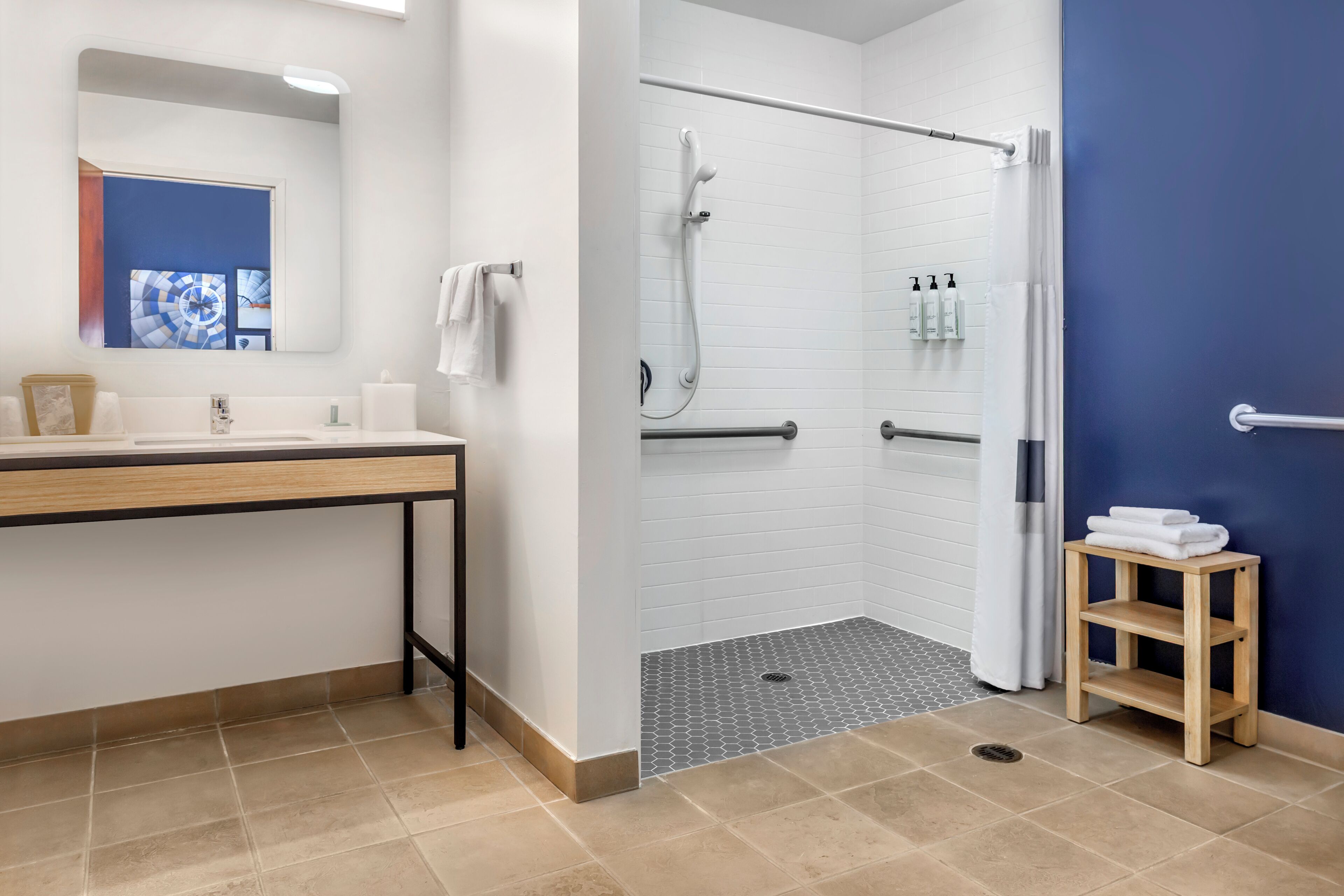 Room, Multiple Beds (Mobility/Hearing Access, Roll-in Shwr) | Bathroom | Combined shower/bathtub, rainfall showerhead, free toiletries