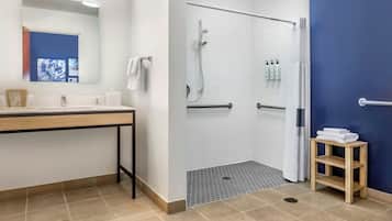 Habitación, varias camas | Baño | Tina con regadera, regadera tipo lluvia, amenidades de baño gratuitas