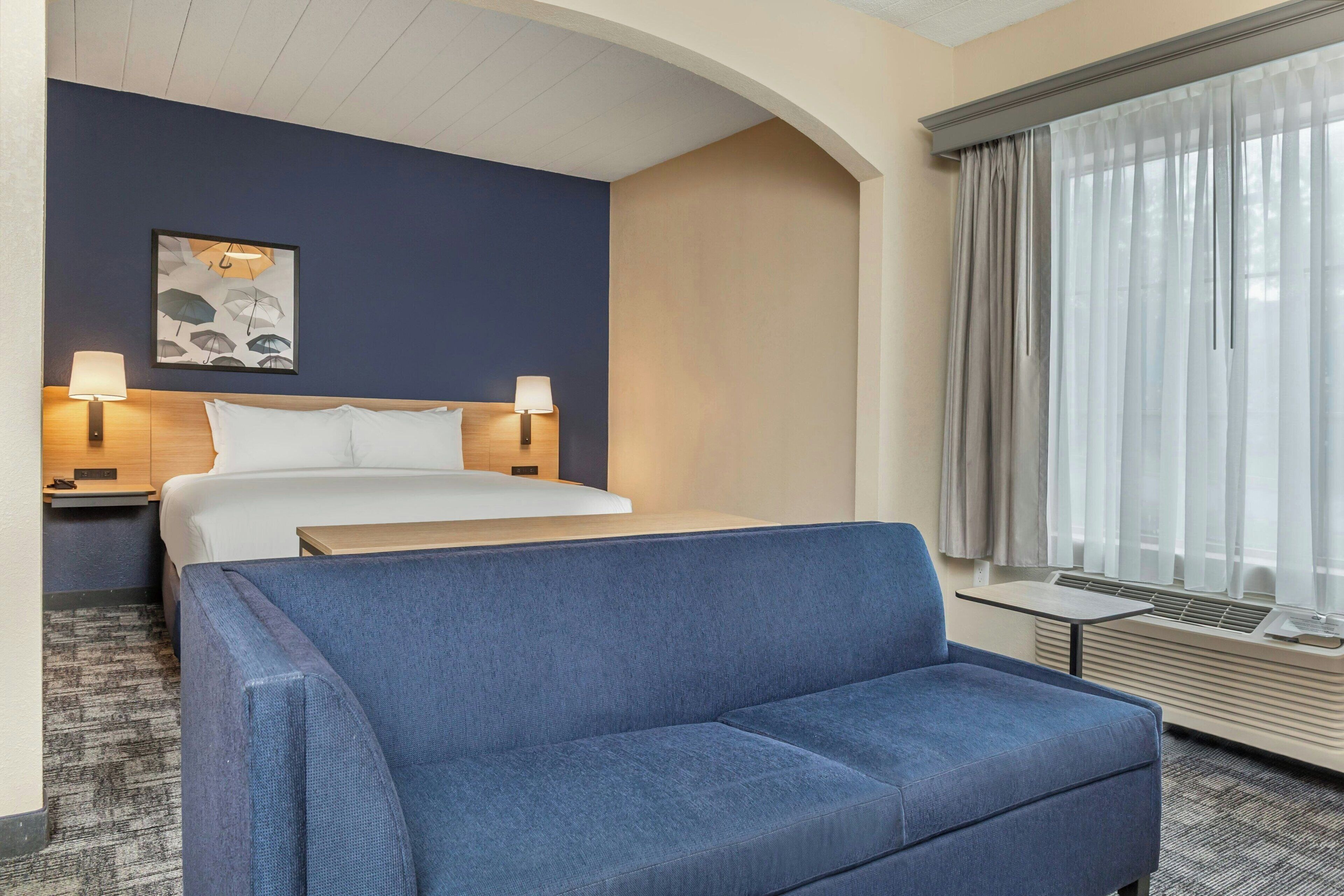 Habitación, 1 cama de matrimonio grande con sofá cama, cocina básica | Cocina privada | Cafetera o tetera, frigorífico y microondas