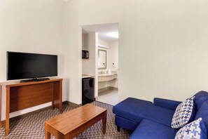 Escritorio, espacio para trabajar con laptop y cortinas blackout