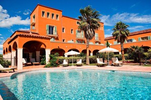 Indoor pool, outdoor pool, pool umbrellas - Le Palmyra Golf Hotel (Agde)