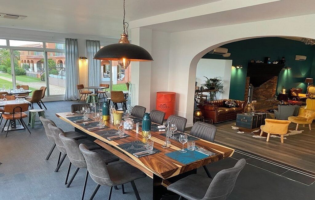 供應早餐、午餐、晚餐；法國菜；高爾夫球場景