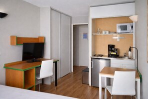 Blackout drapes, soundproofing, iron/ironing board, travel crib - Aparthotel Adagio Access Paris Maisons-Alfort (Maisons-Alfort)
