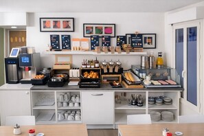 Buffet breakfast for a fee on weekdays - Aparthotel Adagio Access Paris Maisons-Alfort (Maisons-Alfort)