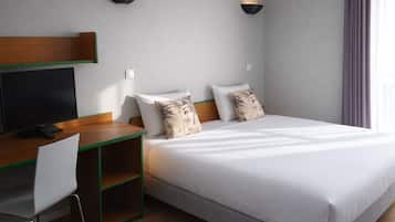 Estudio, 1 cama matrimonial | Cortinas blackout, insonorización y tabla de planchar con plancha