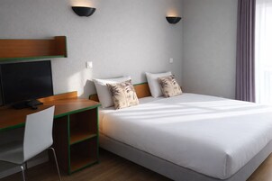 Studio, 1 Double Bed | Blackout drapes, soundproofing, iron/ironing board