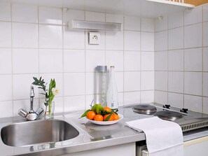 Studio, 1 Double Bed | Desk, soundproofing, iron/ironing board, free cribs/infant beds