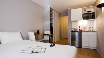 Studio, 1 tweepersoonsbed | Een bureau, geluiddichte muren, een strijkplank/strijkijzer