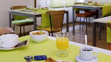 Petit déjeuner buffet (12 EUR par personne)