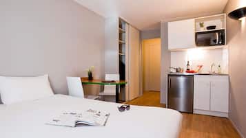 Studio, 1 Double Bed | Desk, soundproofing, iron/ironing board, free cribs/infant beds