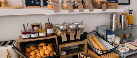 平日供應吃到飽早餐 (每人 EUR15)