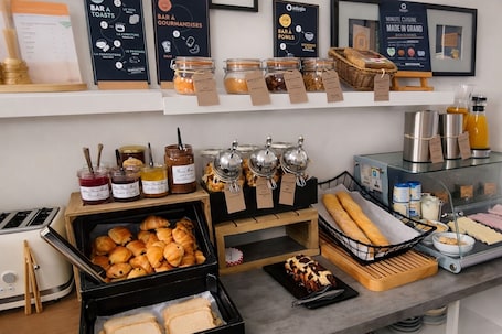 Frühstücksbuffet unter der Woche gegen Gebühr. Aparthotel Adagio Access Paris Maisons-Alfort