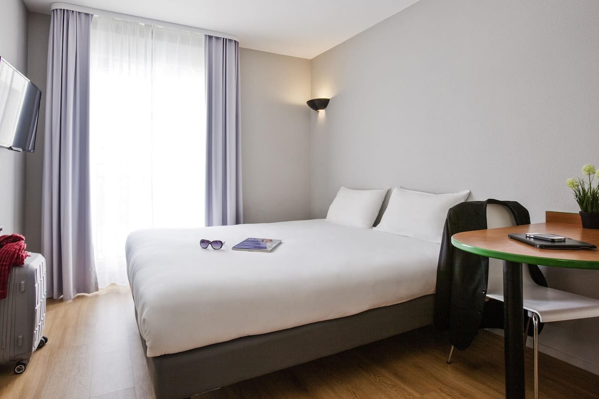 Schreibtisch, schallisolierte Zimmer, Bügeleisen/Bügelbrett