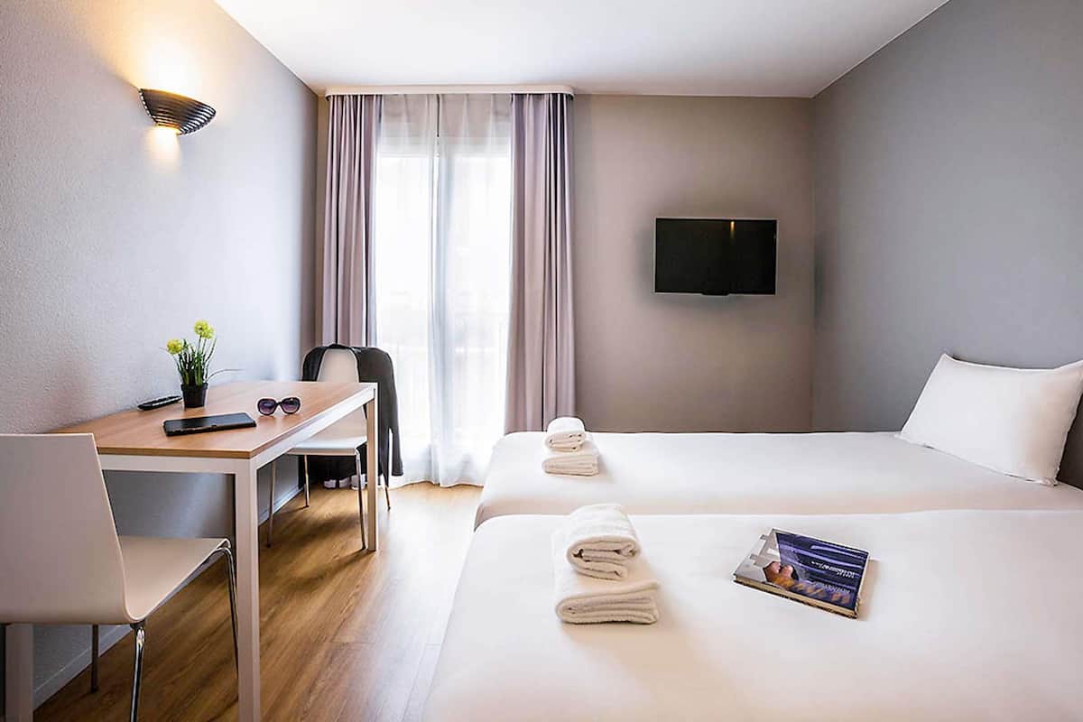 Comfort Studio, 1 Double Bed | Desk, soundproofing, iron/ironing board, free cots/infant beds