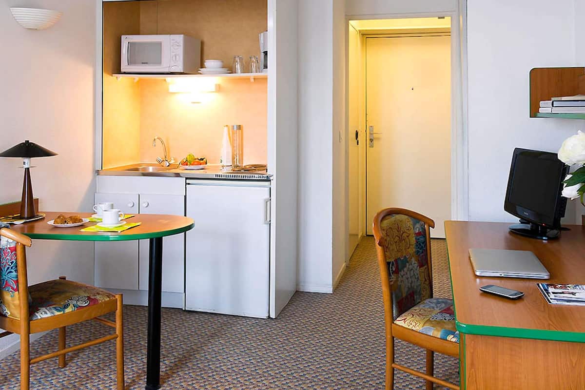 Studio, 1 Double Bed | Desk, soundproofing, iron/ironing board, free cots/infant beds