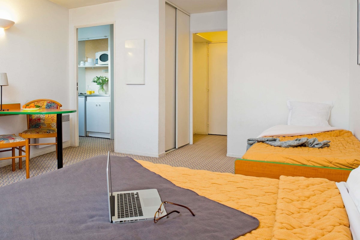Studio, 2 Double Beds | Desk, soundproofing, iron/ironing board, free cots/infant beds