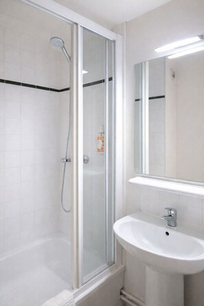 Estudio, 2 camas matrimoniales | Baño | Regadera, amenidades de baño ecológicas, secadora de cabello, toallas 