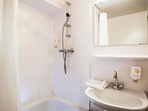 Escritorio, insonorización y tabla de planchar con plancha 