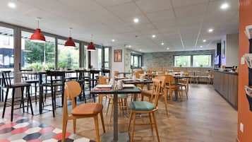 Frukostbuffé varje dag (EUR 13.9 per person)