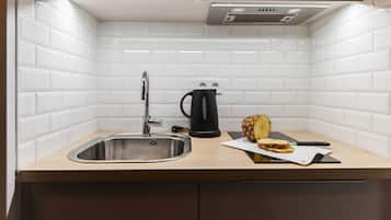 Estudio | Cocina privada | Refrigerador, microondas, parrilla de estufa y cafetera y tetera