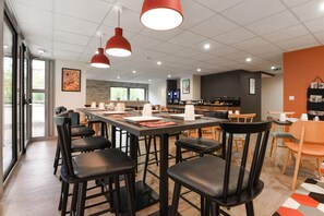 Daily buffet breakfast for a fee - Appart'city Confort Lille Euralille (La Madeleine)