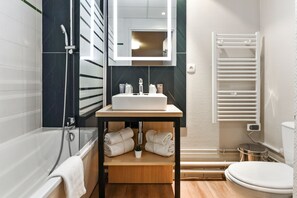 Appartamento Standard | Bagno | Vasca, set di cortesia firmato, asciugamani, sapone
