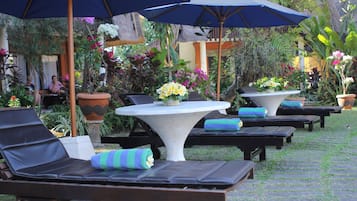 2 hồ bơi ngoài trời, dù/ô trên bãi biển/hồ bơi, ghế dài tắm nắng