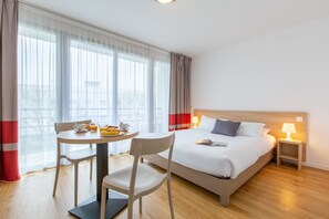 Desk, soundproofing, iron/ironing board, free WiFi - Comfort Aparthotel Le Mans (Le Mans)