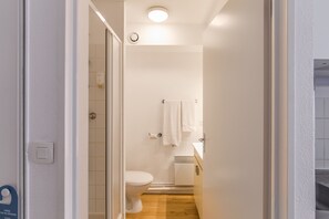 Shower, eco-friendly toiletries, towels - Comfort Aparthotel Le Mans (Le Mans)