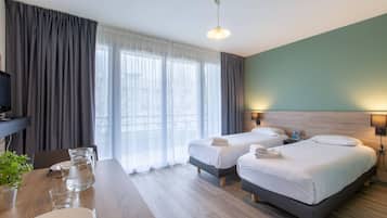 Room, 2 Twin Beds, Non Smoking (Upgrade) | Desk, soundproofing, iron/ironing board, free WiFi