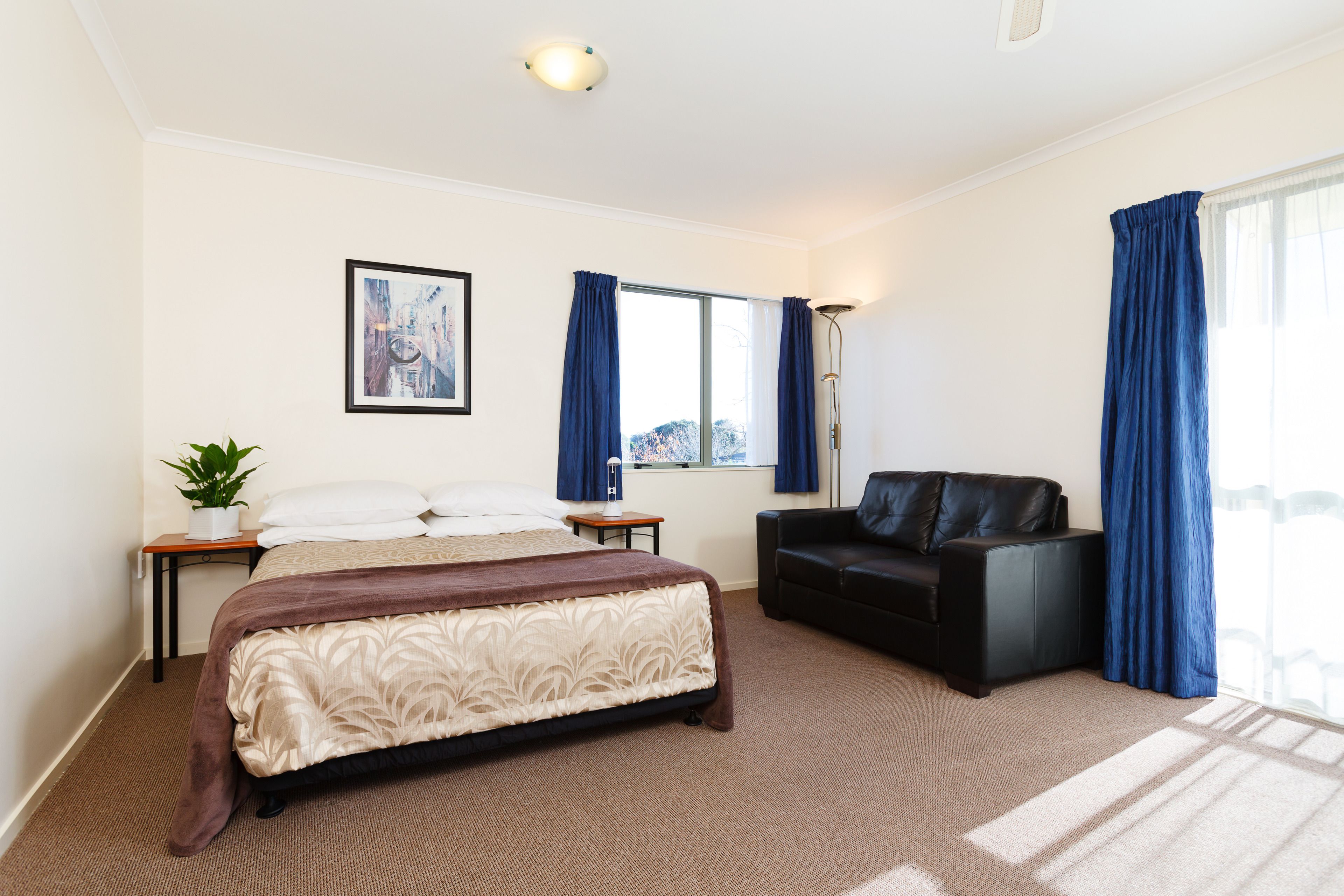 desk, iron/ironing board, free wifi