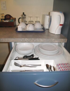 Kühlschrank, Mikrowelle, Wasserkocher, Kochgeschirr/Geschirr/Besteck