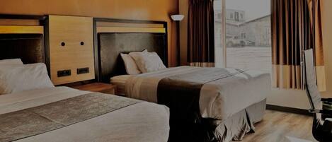 Habitación doble, 2 camas Queen size | Escritorio, wifi gratis y ropa de cama