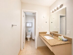 Een bad/douchecombinatie, gratis toiletartikelen, een haardroger