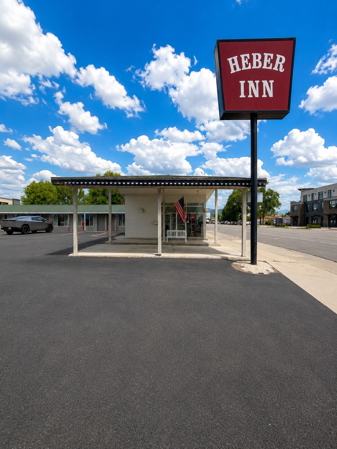 A Heber Inn with a clear sky and a parking lot in front.