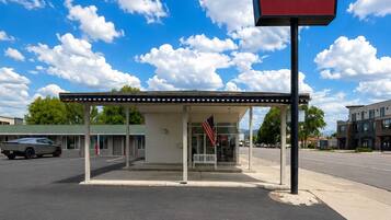 A Heber Inn with a clear sky and a parking lot in front.